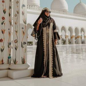 Authentic Muslim Dress: Black and gold